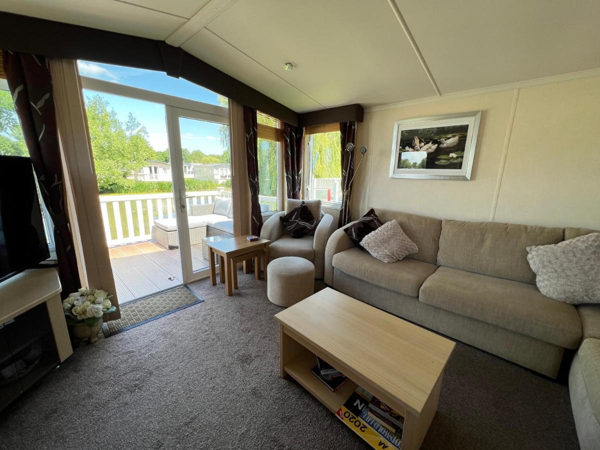 Dragonfly Lodge South Cerney Buitenkant foto