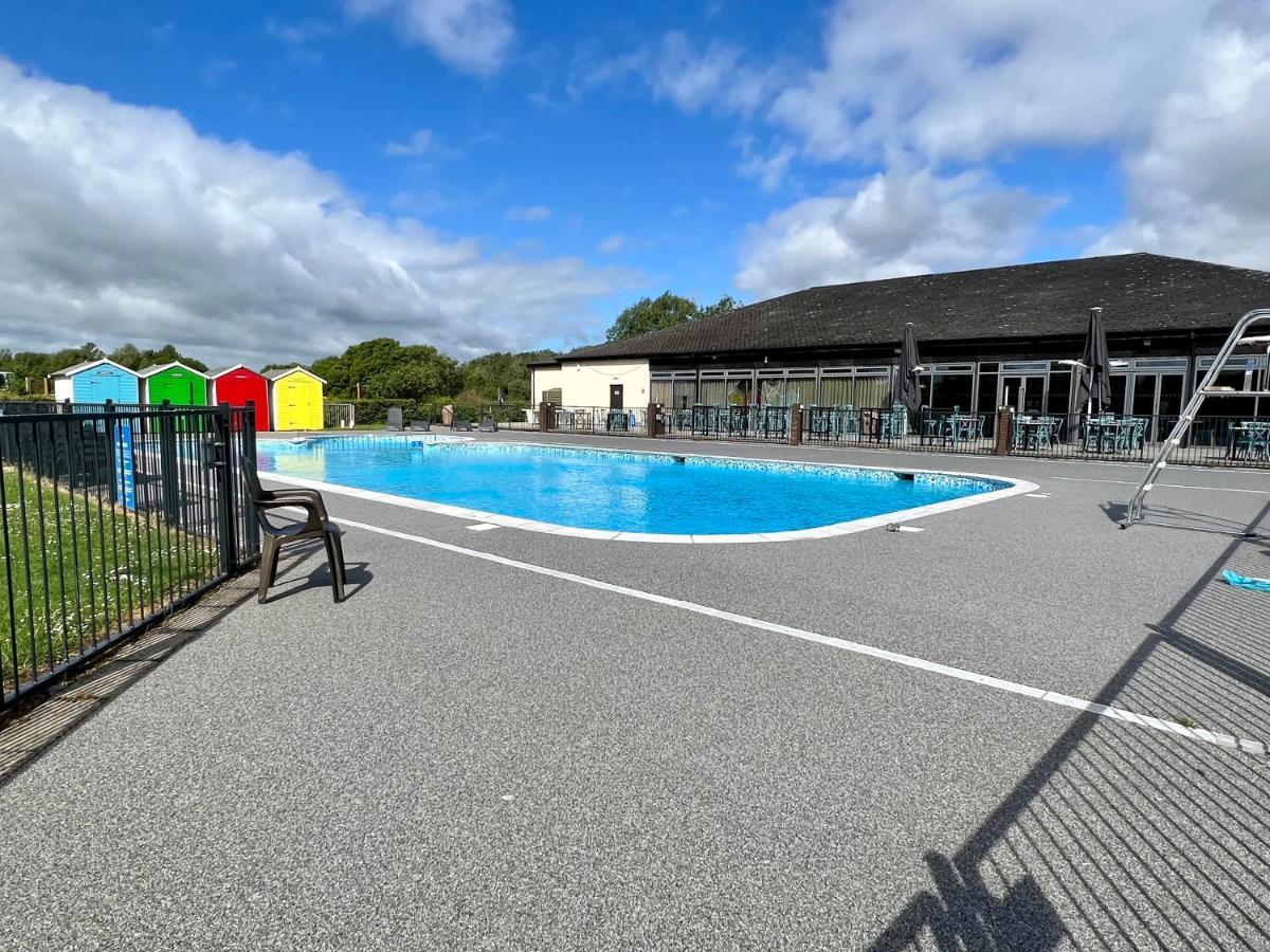Dragonfly Lodge South Cerney Buitenkant foto