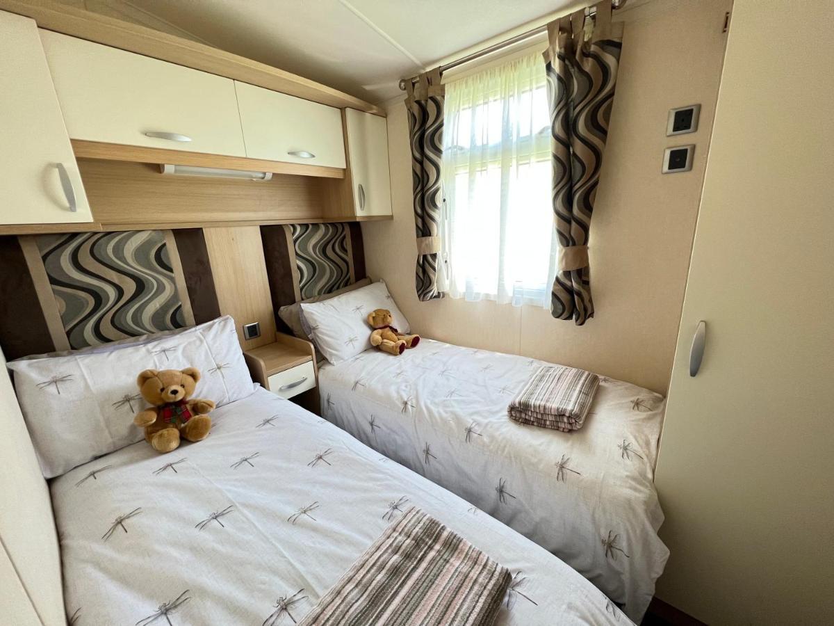 Dragonfly Lodge South Cerney Buitenkant foto