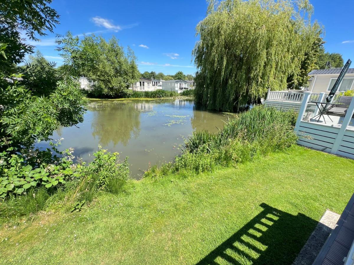 Dragonfly Lodge South Cerney Buitenkant foto