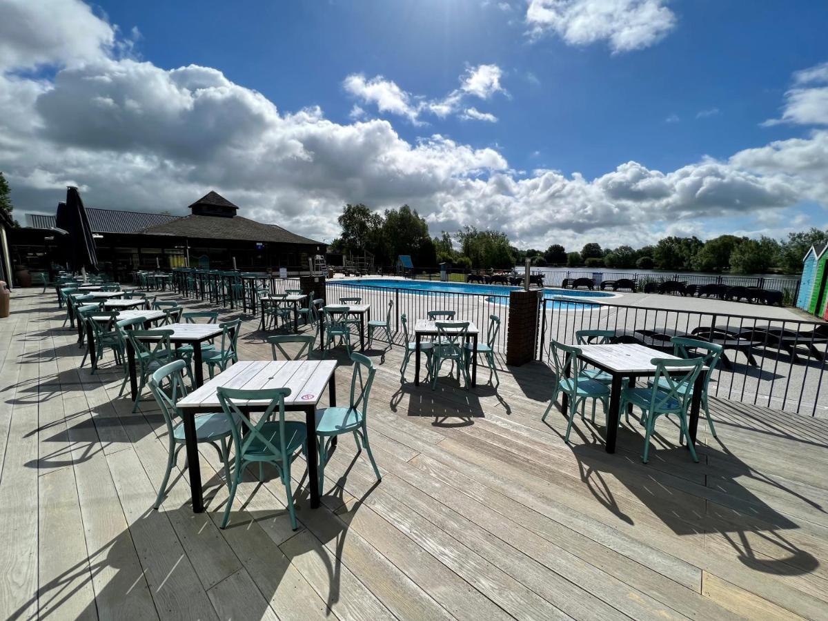 Dragonfly Lodge South Cerney Buitenkant foto