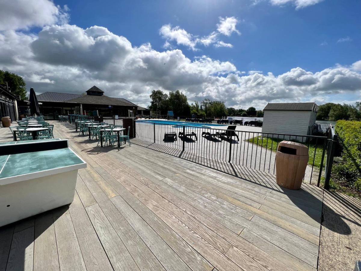 Dragonfly Lodge South Cerney Buitenkant foto
