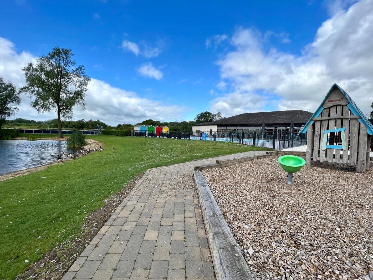 Dragonfly Lodge South Cerney Buitenkant foto