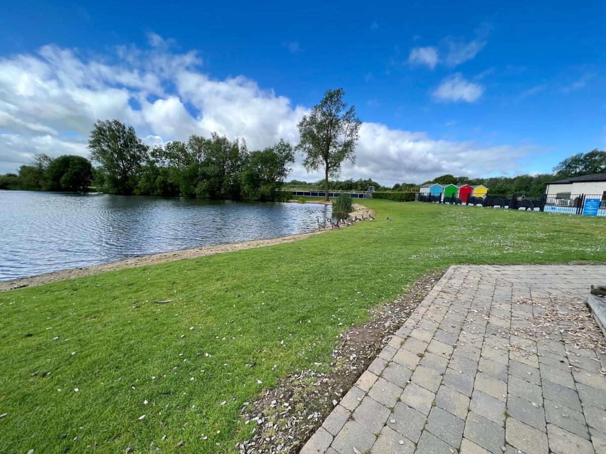 Dragonfly Lodge South Cerney Buitenkant foto