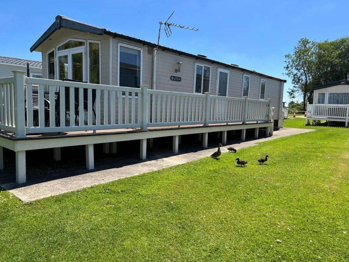 Dragonfly Lodge South Cerney Buitenkant foto