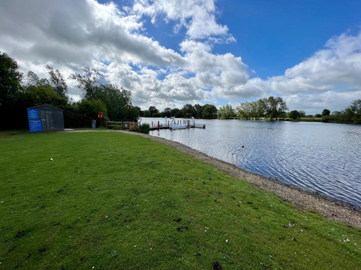 Dragonfly Lodge South Cerney Buitenkant foto