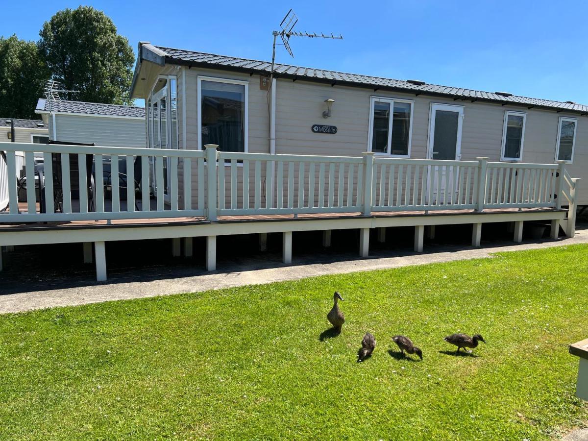 Dragonfly Lodge South Cerney Buitenkant foto